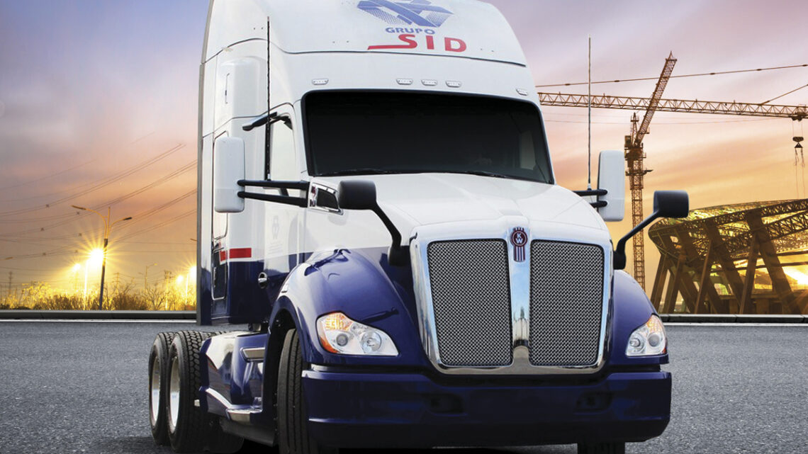 Felicita Kenworth a Grupo SID por 45 años de servicio