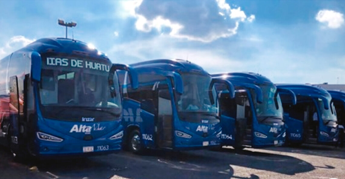 Entrega Scania 5 autobuses a Altamar