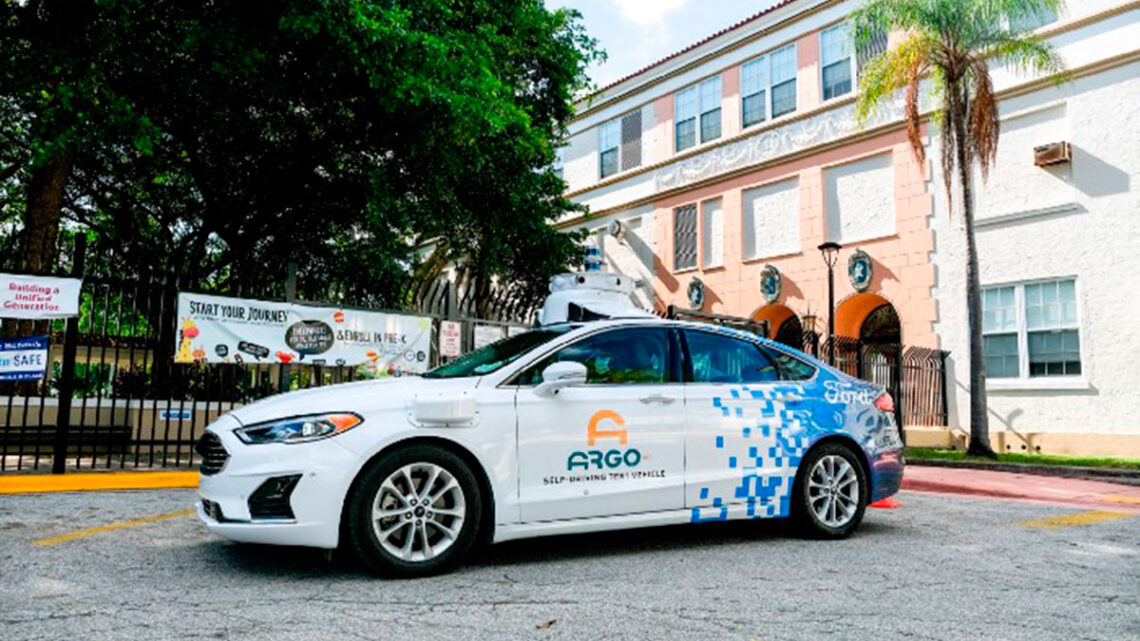 Ford entrega alimentos al Fondo de Educación en Miami