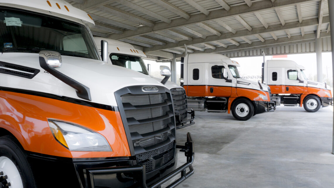 Daimler Trucks México entrega 10 unidades Cascadia DD16 Euro V a Unitrans