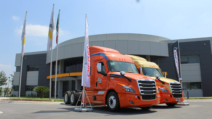 Alianza Trayecto recibe 60 unidades Cascadia por parte de Daimler Trucks México y Difrenosa al norte del país