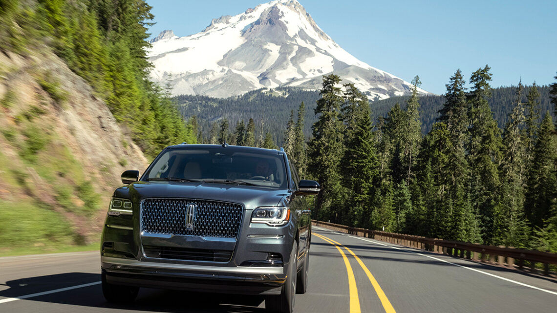 Lincoln Navigator domina el camino