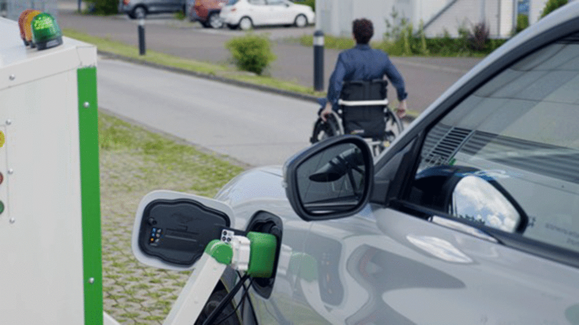 Ford prueba una estación de carga robótica para ayudar a personas con discapacidad